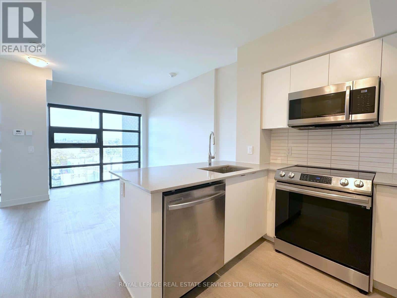 616 - 3385 DUNDAS STREET W — Toronto (Runnymede-Bloor West Village), Ontario - Photo 2 of 19