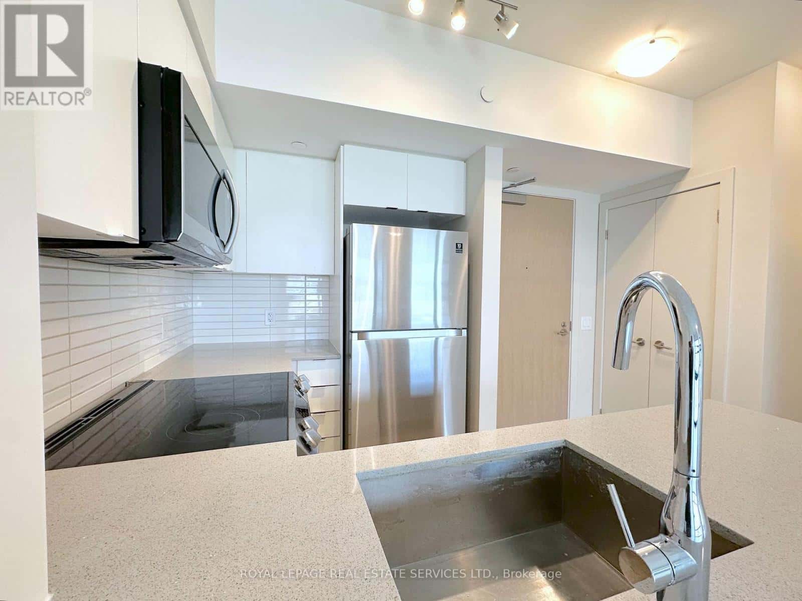 616 - 3385 DUNDAS STREET W — Toronto (Runnymede-Bloor West Village), Ontario - Photo 4 of 19