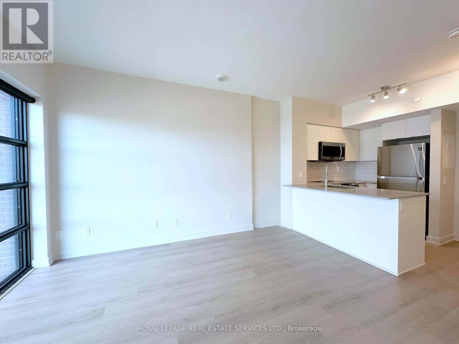 616 - 3385 DUNDAS STREET W — Toronto (Runnymede-Bloor West Village), Ontario - Photo 5 of 19