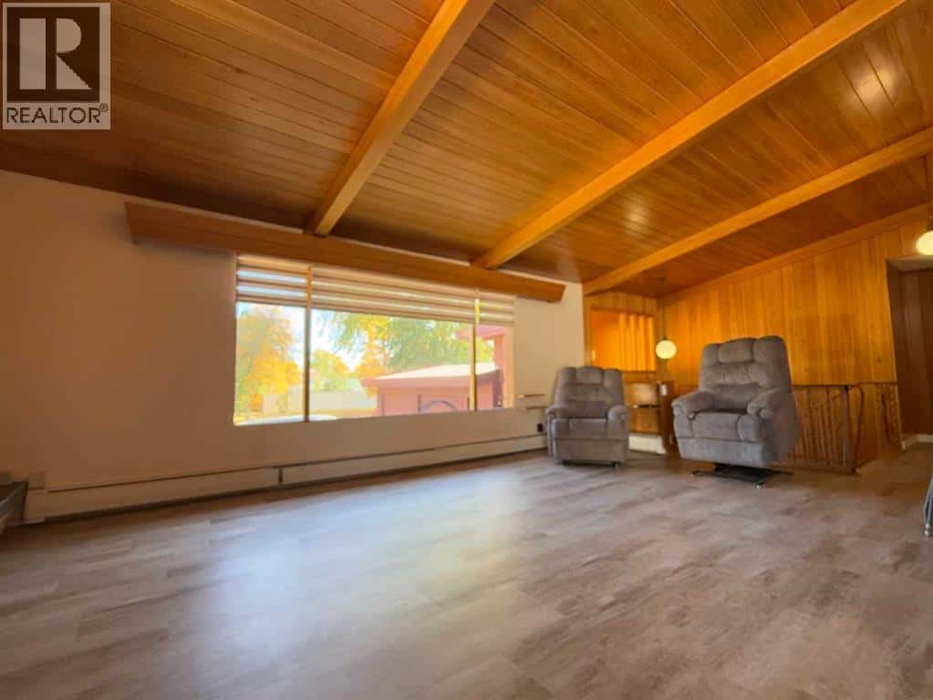 220 3 Street S — Vulcan, Alberta - Photo 5 of 36