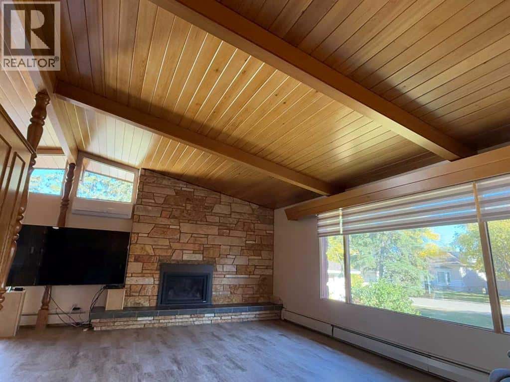 220 3 Street S — Vulcan, Alberta - Photo 4 of 36