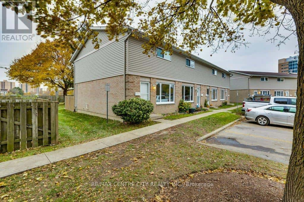 54 - 320 WESTMINSTER AVENUE — London South (South H), Ontario - Photo 2 of 44