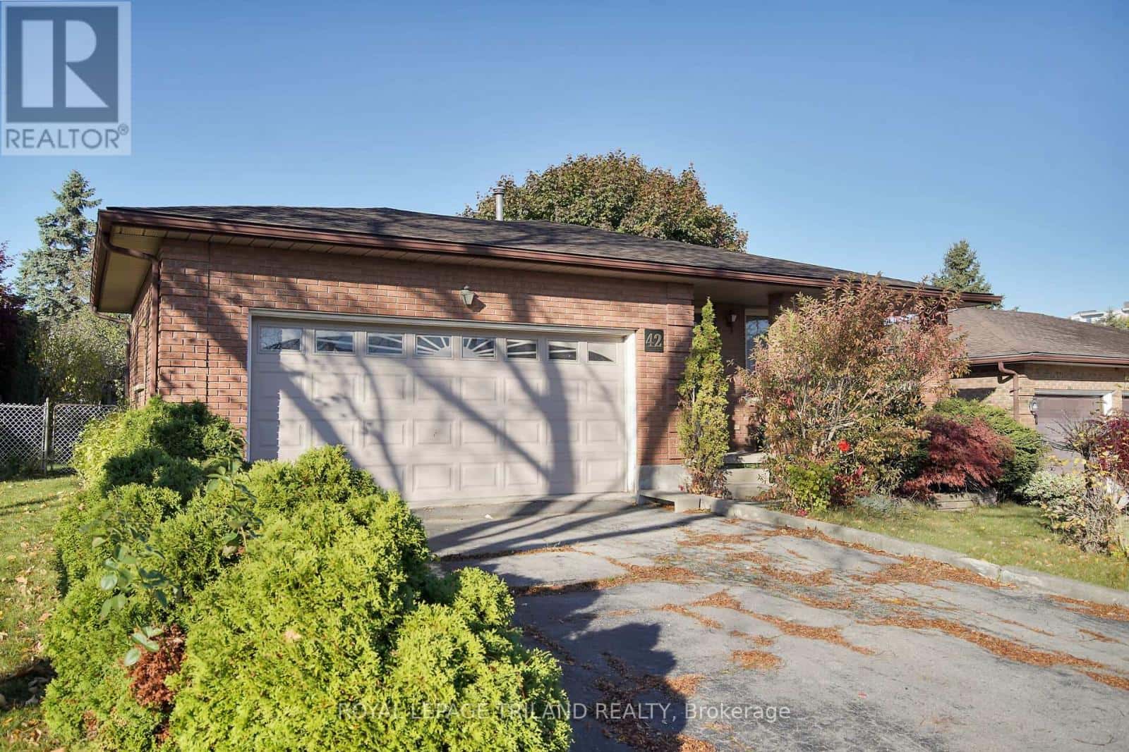 42 APPLEGREEN GROVE — London South (South N), Ontario - Photo 2 of 36