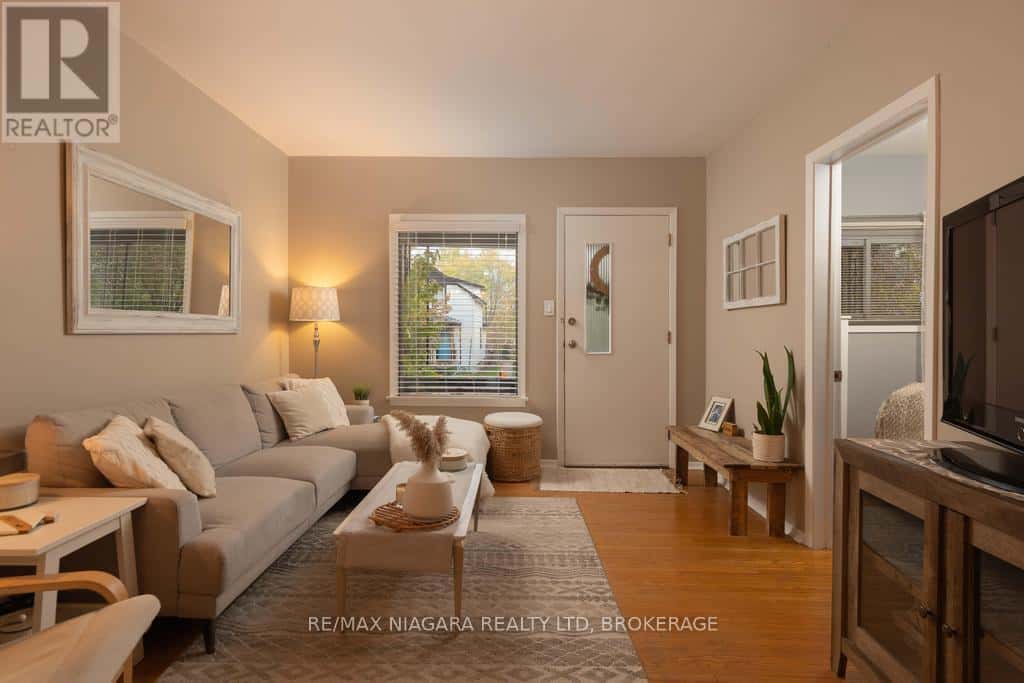 26 HAZEL STREET — St. Catharines (Burleigh Hill), Ontario - Photo 2 of 30