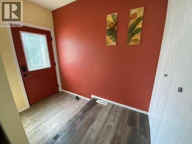 121 SUTHERLAND Avenue — Hinton, Alberta - Photo 5 of 31