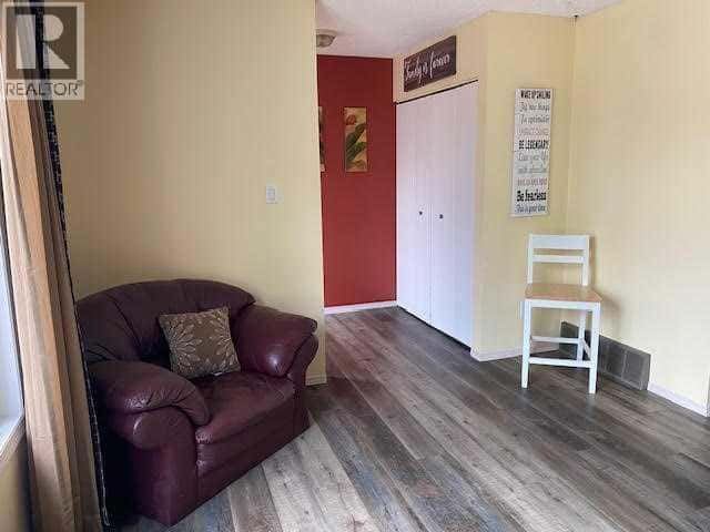 121 SUTHERLAND Avenue — Hinton, Alberta - Photo 4 of 31