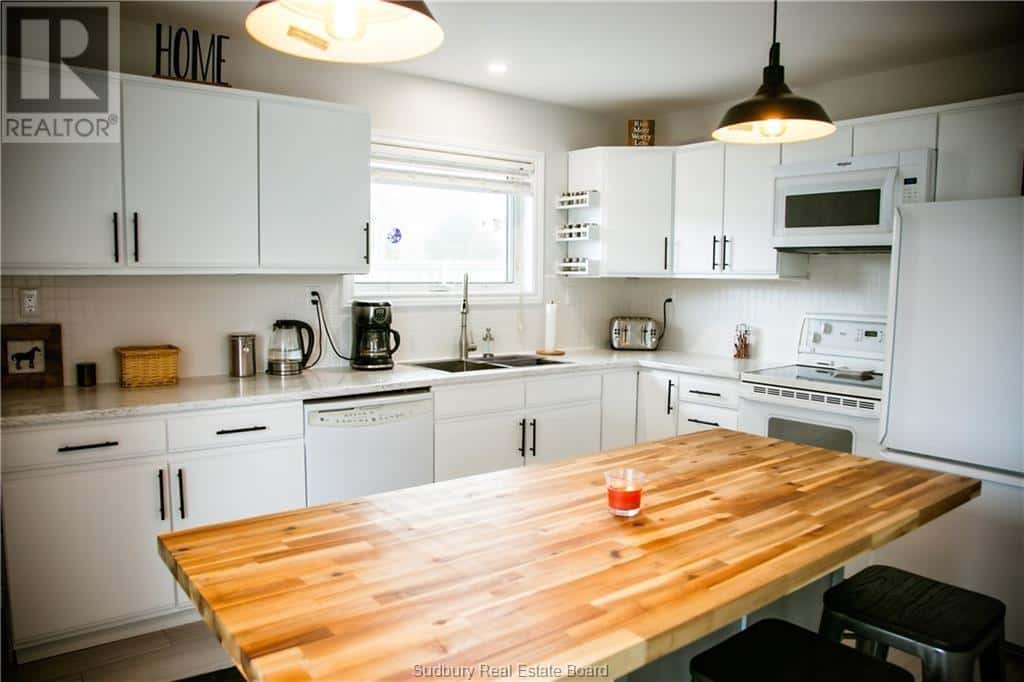 175 Cedar — Massey, Ontario - Photo 4 of 19