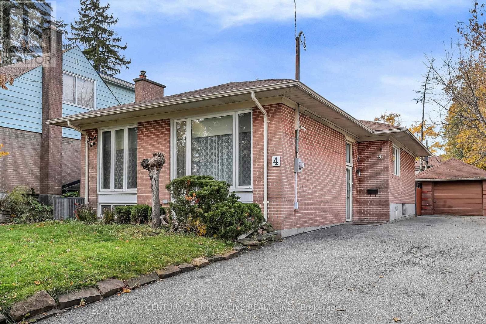 4 HALLOW CRESCENT — Toronto (Rexdale-Kipling), Ontario - Main photo