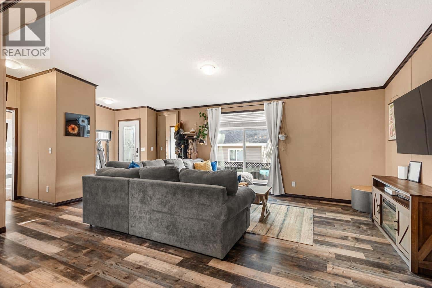 13 DARBY Crescent — Elkford, British Columbia - Photo 3 of 28