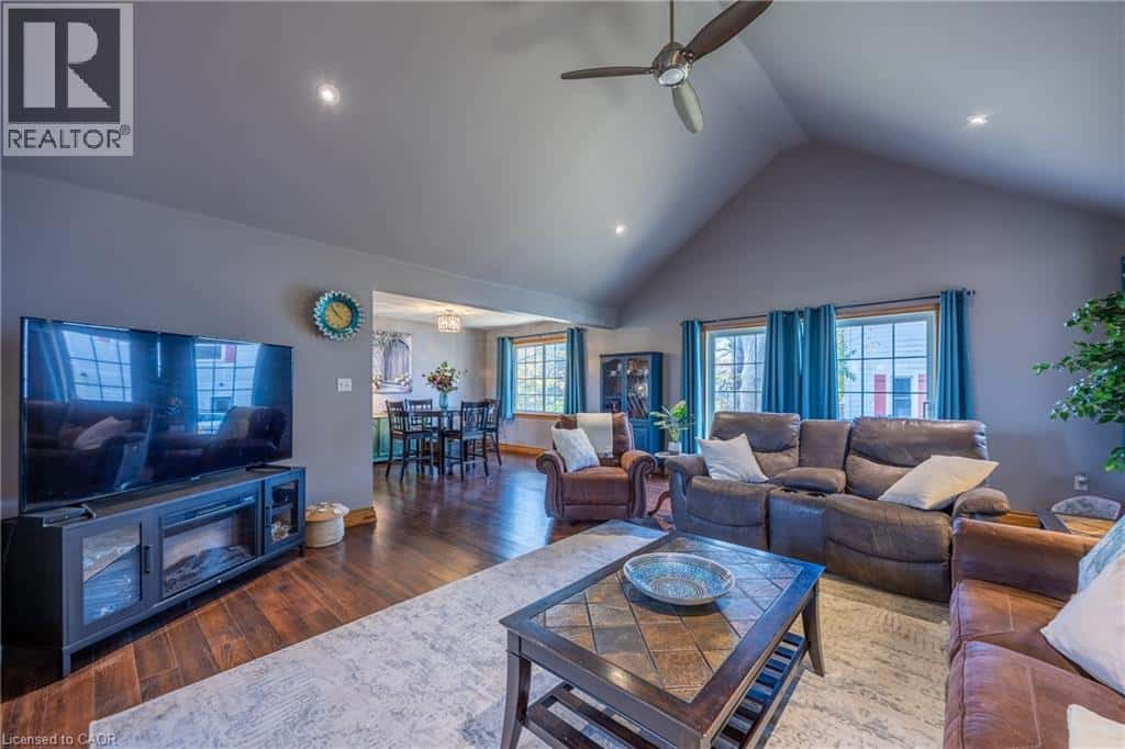 16 CHESTNUT Street — Port Rowan, Ontario - Photo 2 of 39