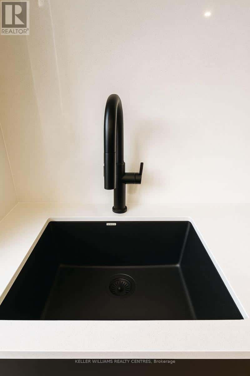 201 - 2034 DANFORTH AVENUE — Toronto (Danforth), Ontario - Photo 4 of 13