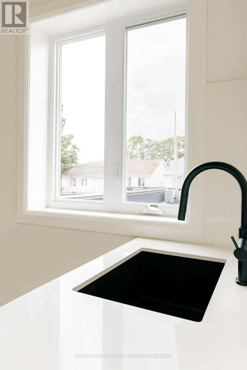 201 - 2034 DANFORTH AVENUE — Toronto (Danforth), Ontario - Photo 5 of 13