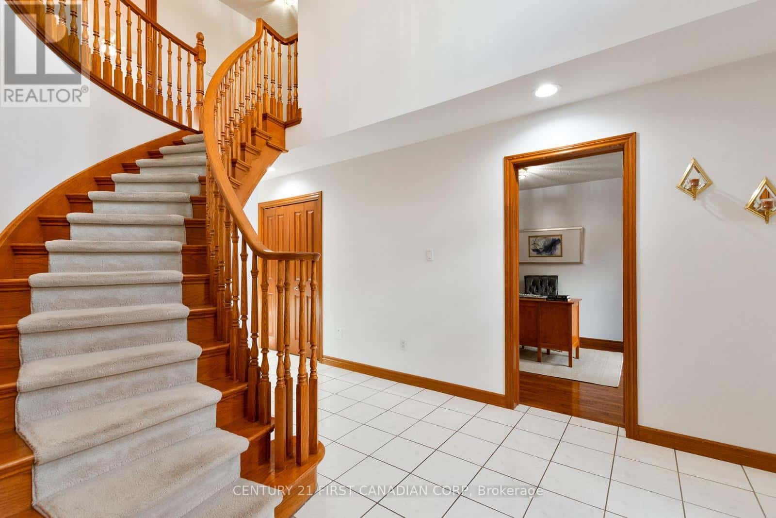 47 CARRIAGE HILL CRESCENT — London North (North G), Ontario - Photo 4 of 50