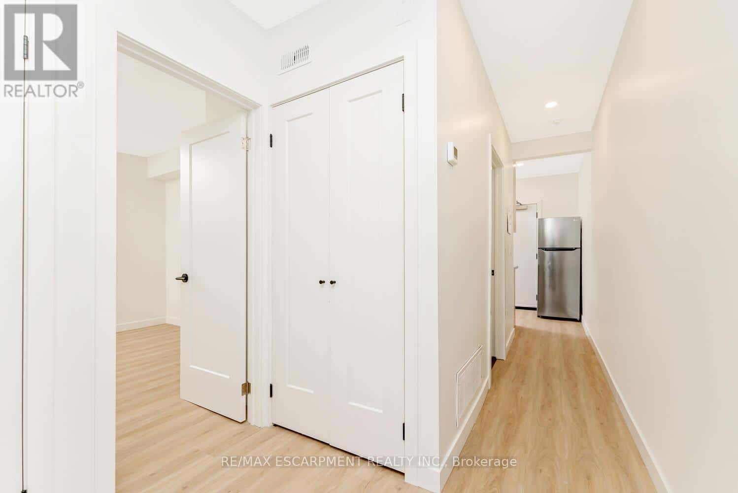 10 - 127 VICTORIA AVENUE S — Hamilton (Stinson), Ontario - Photo 3 of 9