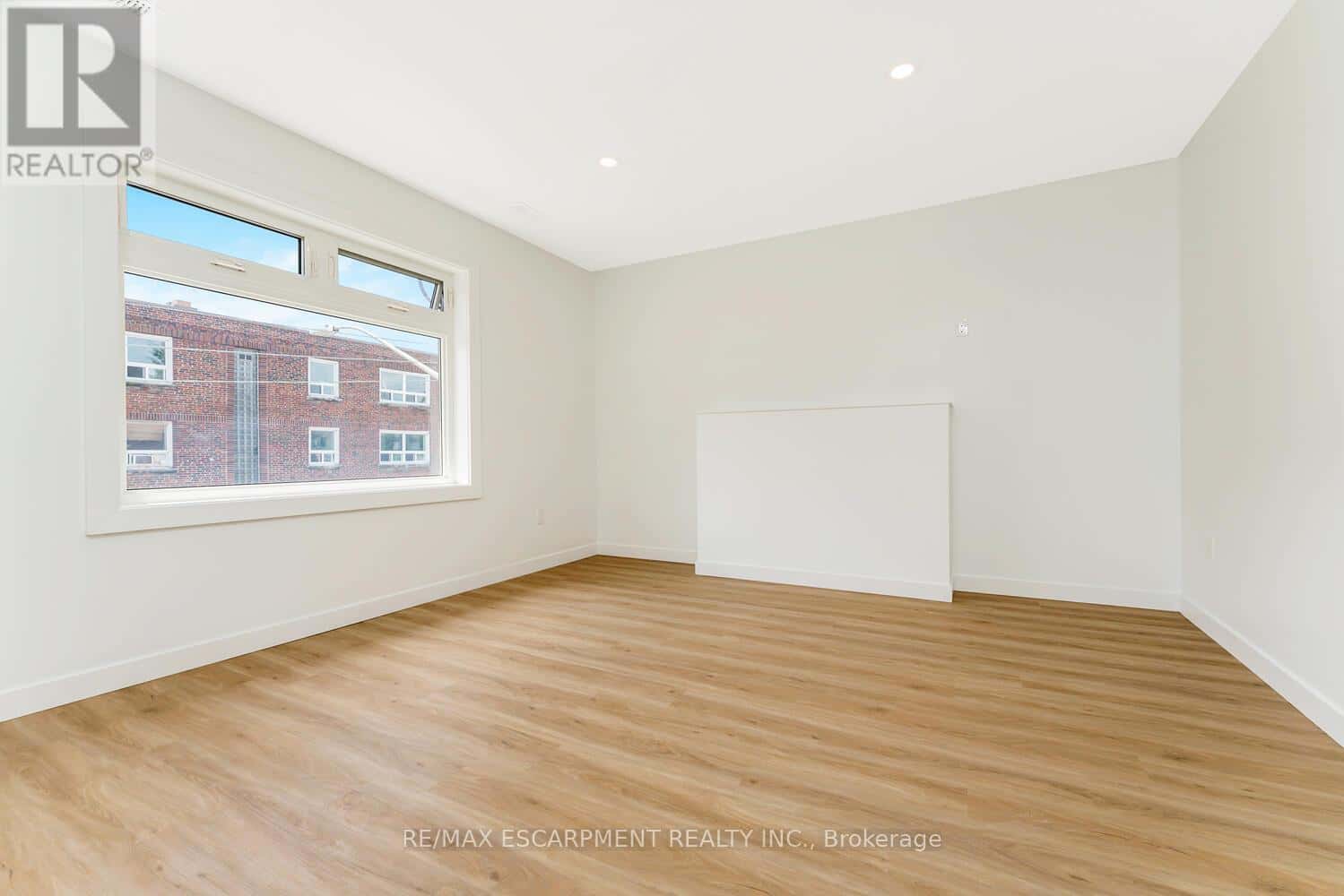 10 - 127 VICTORIA AVENUE S — Hamilton (Stinson), Ontario - Photo 4 of 9