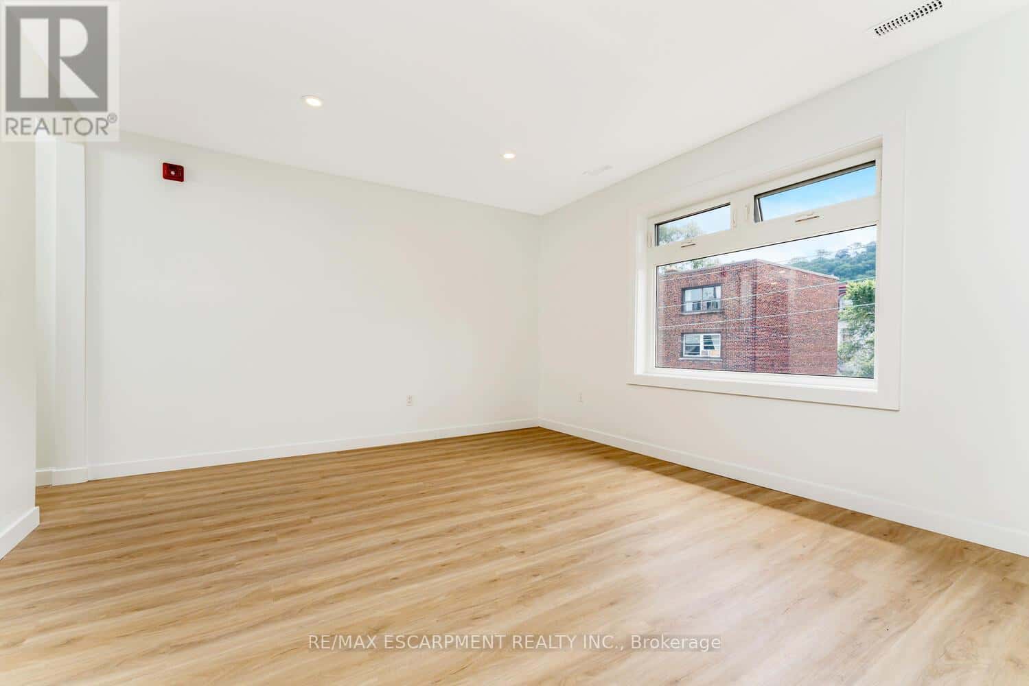 10 - 127 VICTORIA AVENUE S — Hamilton (Stinson), Ontario - Photo 5 of 9