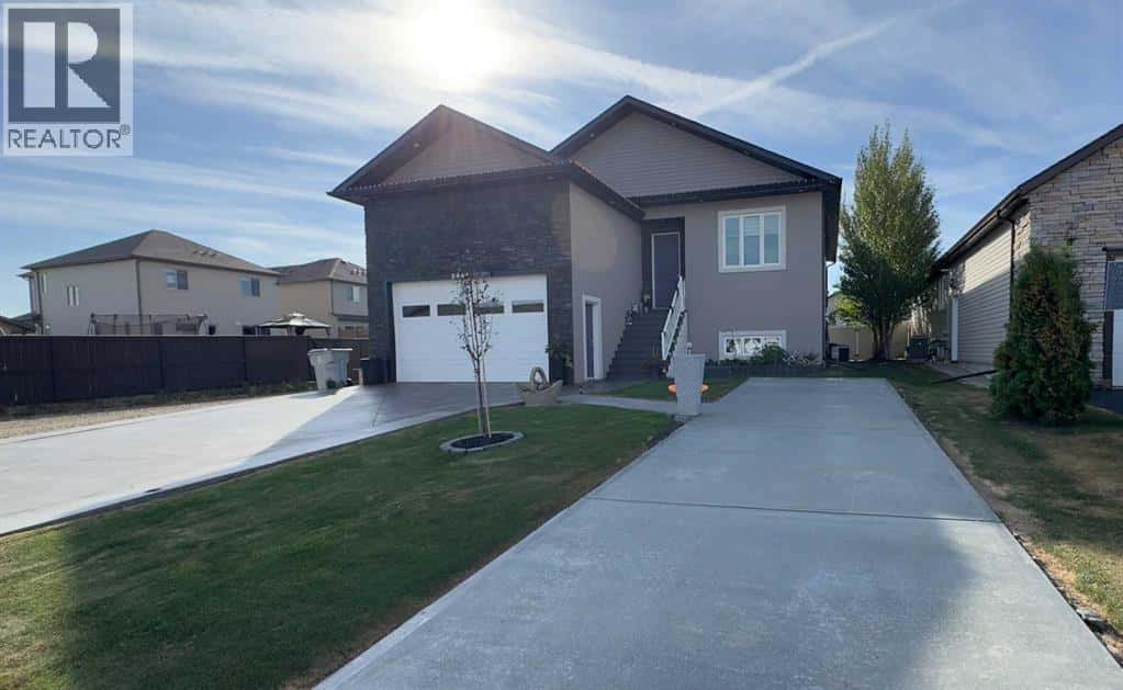 2441 7 Avenue — Wainwright, Alberta - Photo 2 of 32