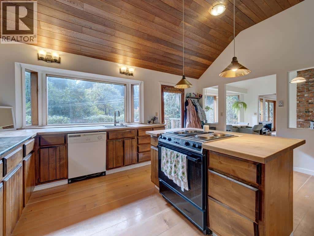 1321 MARLENE ROAD — Roberts Creek, British Columbia - Photo 4 of 40