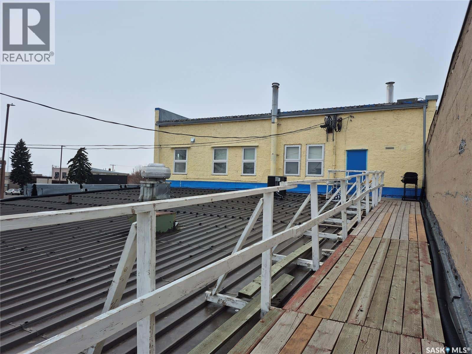 302 Main STREET — Melville, Saskatchewan - Photo 2 of 31