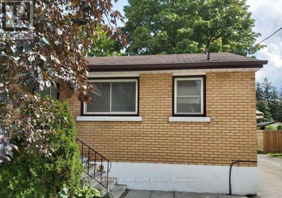 MAIN FLOOR - 17 GUNN STREET — Barrie (Wellington), Ontario - Photo 2 of 12