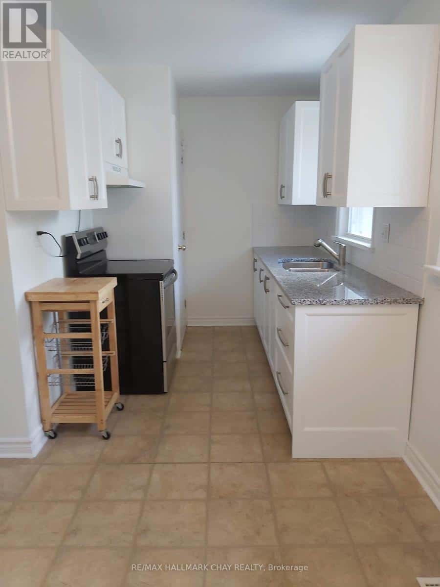 MAIN FLOOR - 17 GUNN STREET — Barrie (Wellington), Ontario - Photo 5 of 12