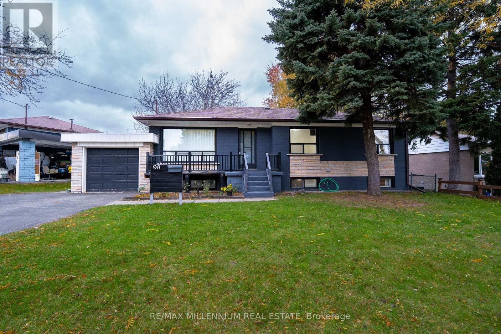 98 STAVELY CRESCENT — Toronto (Rexdale-Kipling), Ontario - Main photo