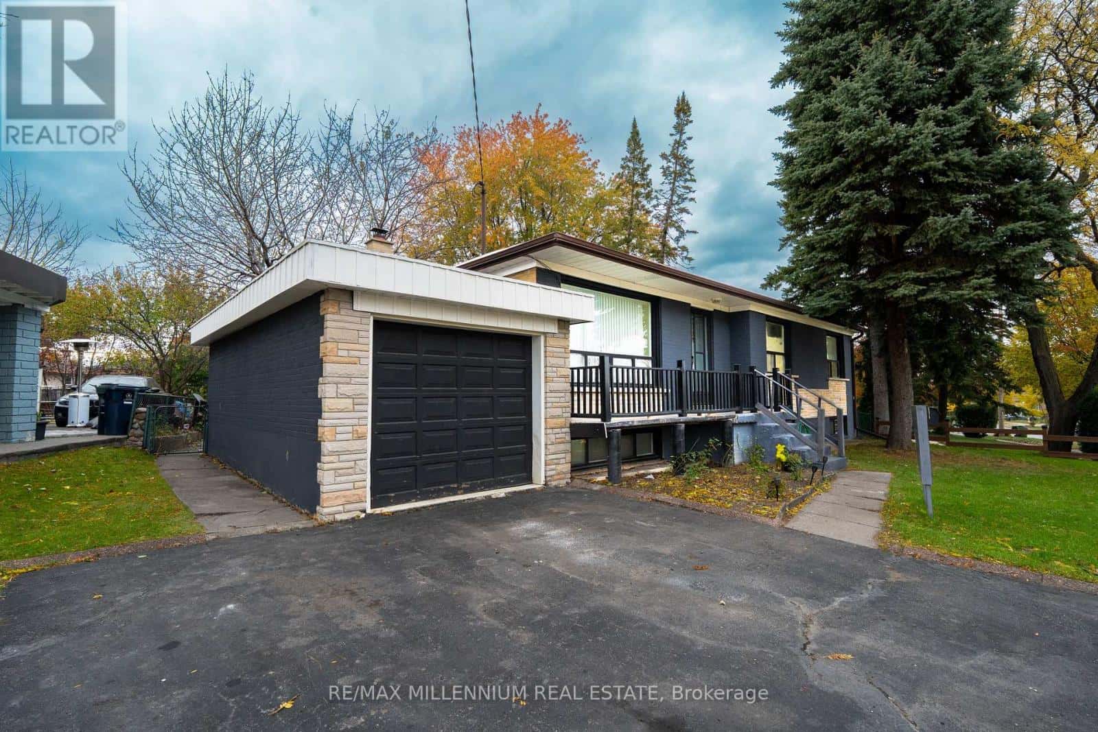 98 STAVELY CRESCENT — Toronto (Rexdale-Kipling), Ontario - Photo 3 of 28