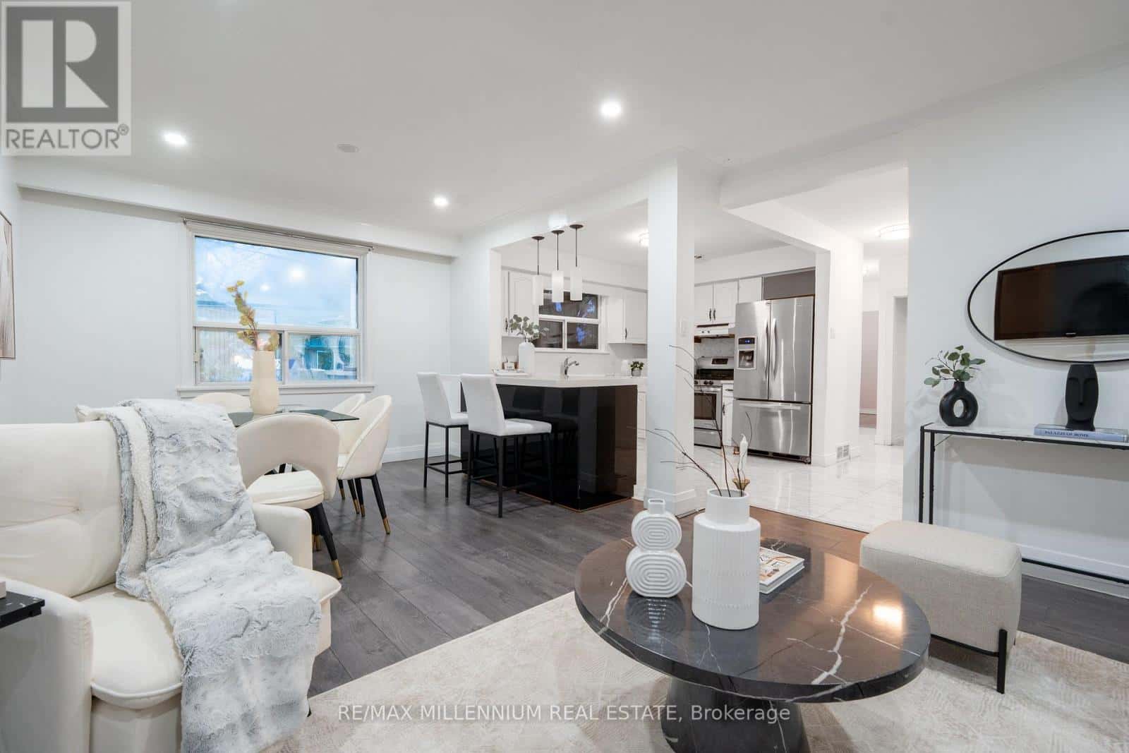 98 STAVELY CRESCENT — Toronto (Rexdale-Kipling), Ontario - Photo 4 of 28