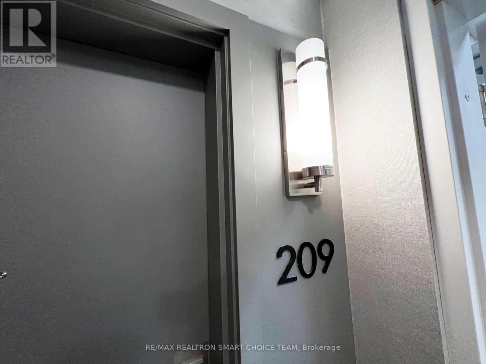 209 - 160 CANON JACKSON DRIVE — Toronto (Beechborough-Greenbrook), Ontario - Photo 2 of 42