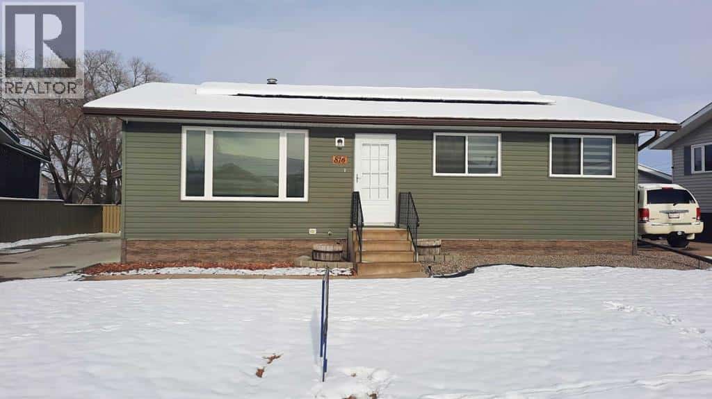 816 Bankview Drive — Drumheller, Alberta - Photo 2 of 30