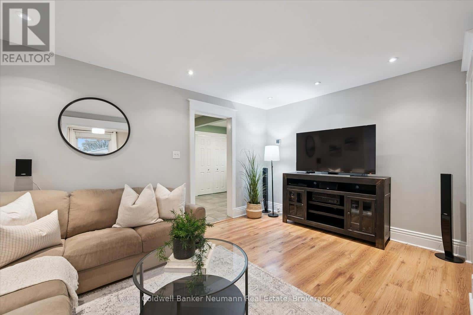 8 DREW STREET — Guelph (Junction/Onward Willow), Ontario - Photo 5 of 35