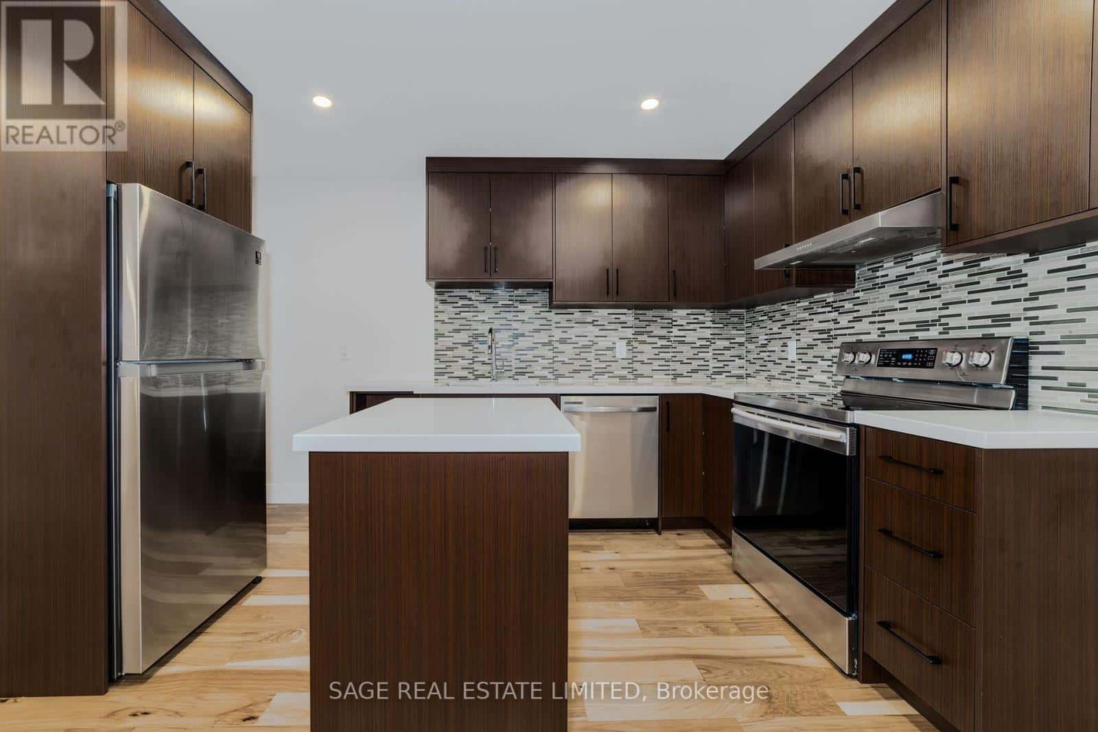 MAIN - 146 EAST 34TH STREET — Hamilton (Raleigh), Ontario - Photo 2 of 10