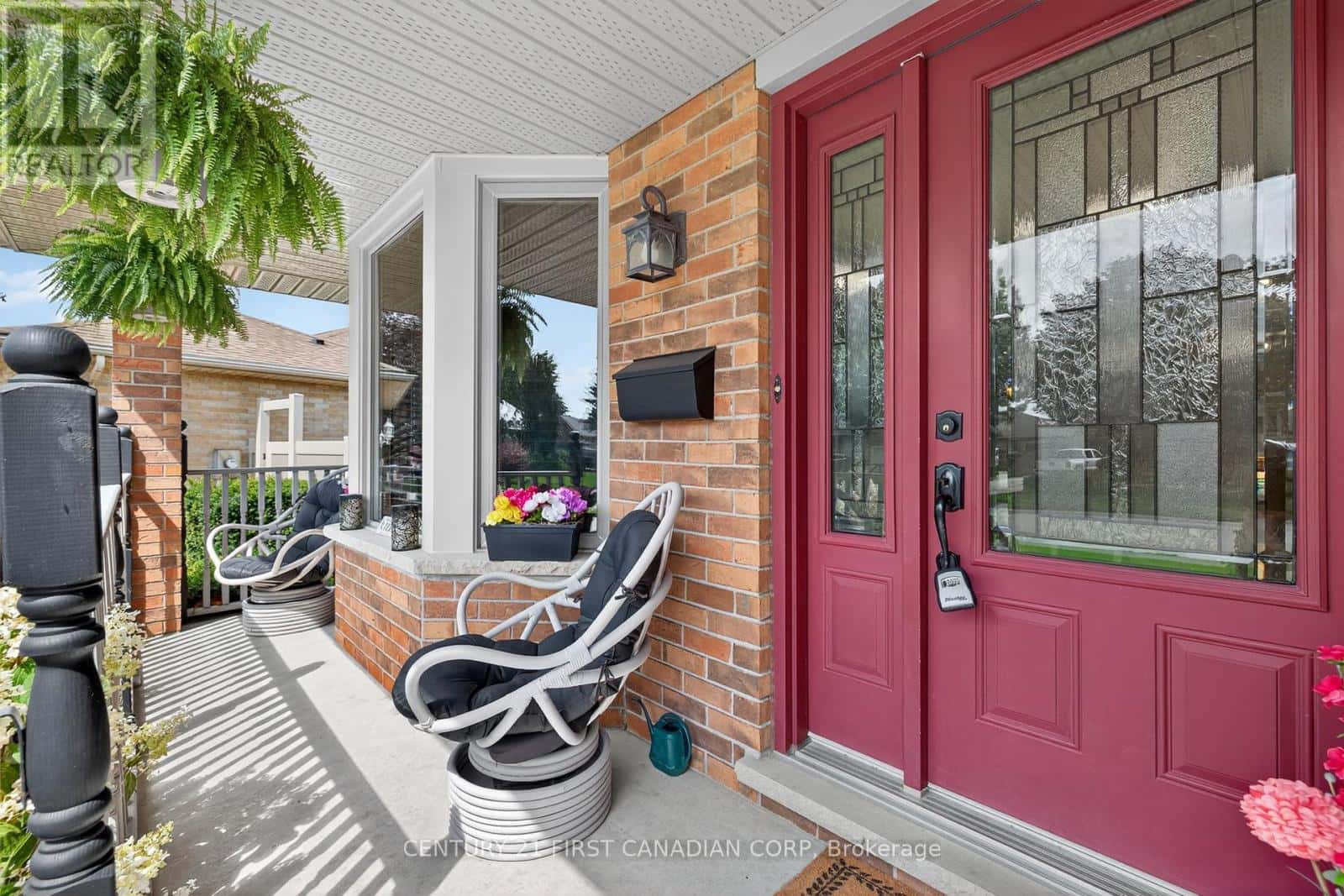 19 HEMLOCK BOULEVARD — Strathroy-Caradoc (SE), Ontario - Photo 3 of 50