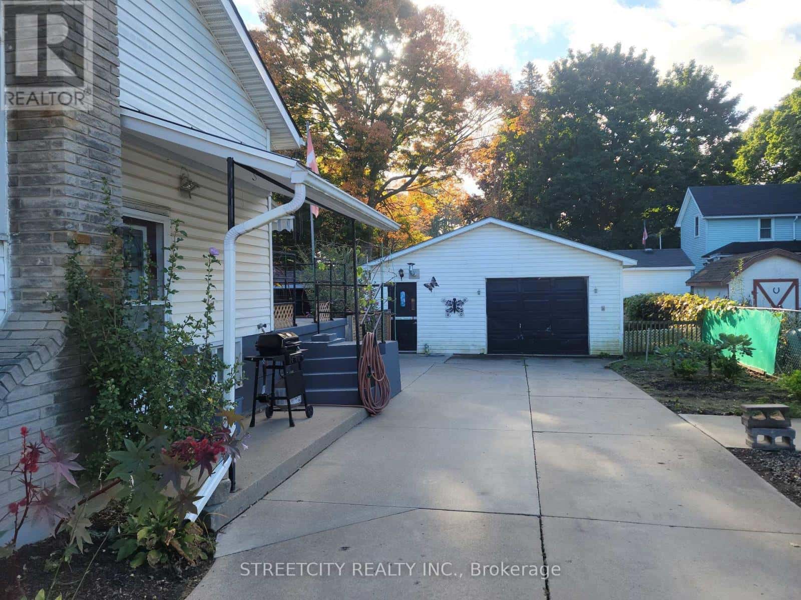 156 MAPLE STREET — West Elgin (Rodney), Ontario - Photo 2 of 40