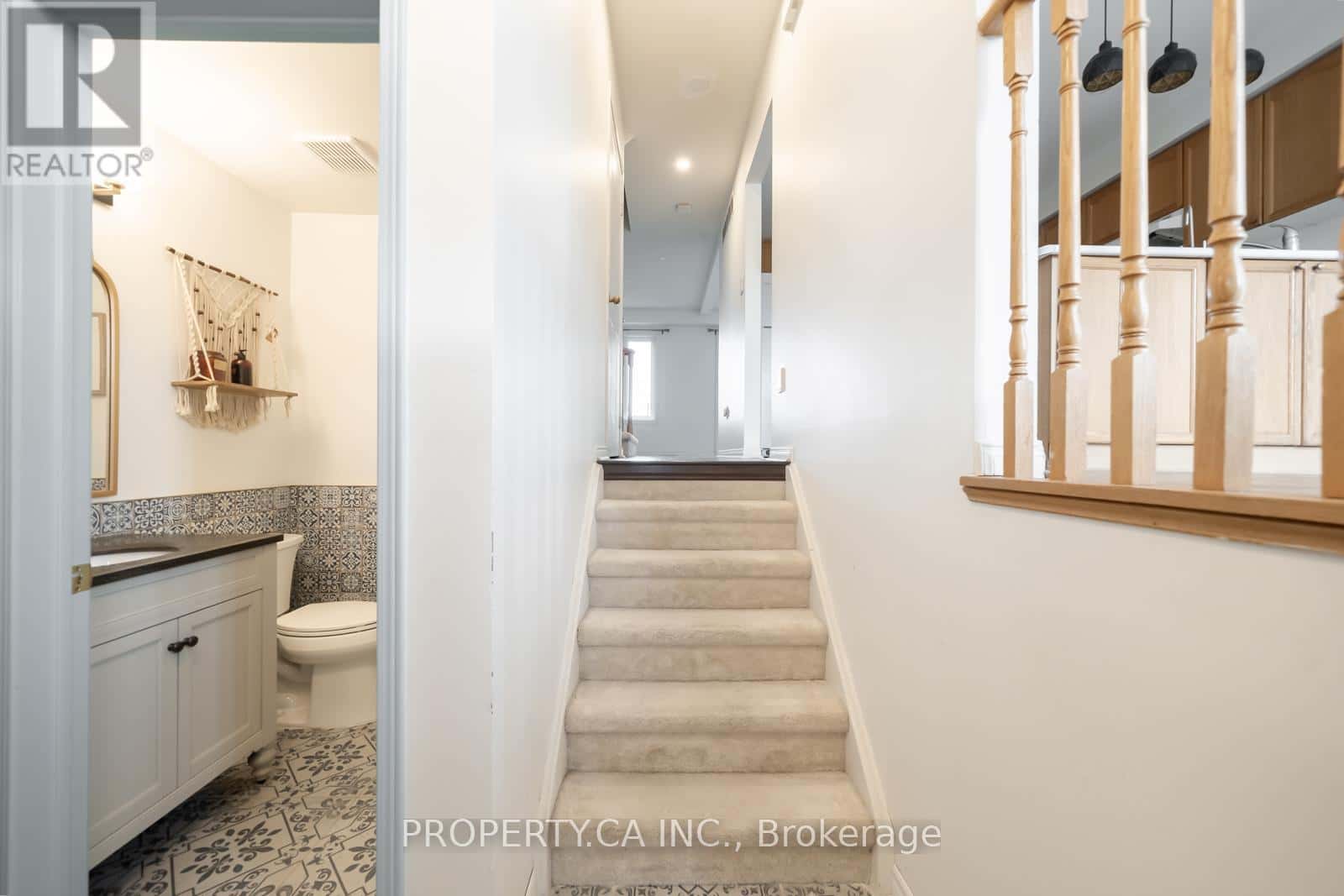 117 - 302 COLLEGE AVENUE W — Guelph (Dovercliffe Park/Old University), Ontario - Photo 2 of 48