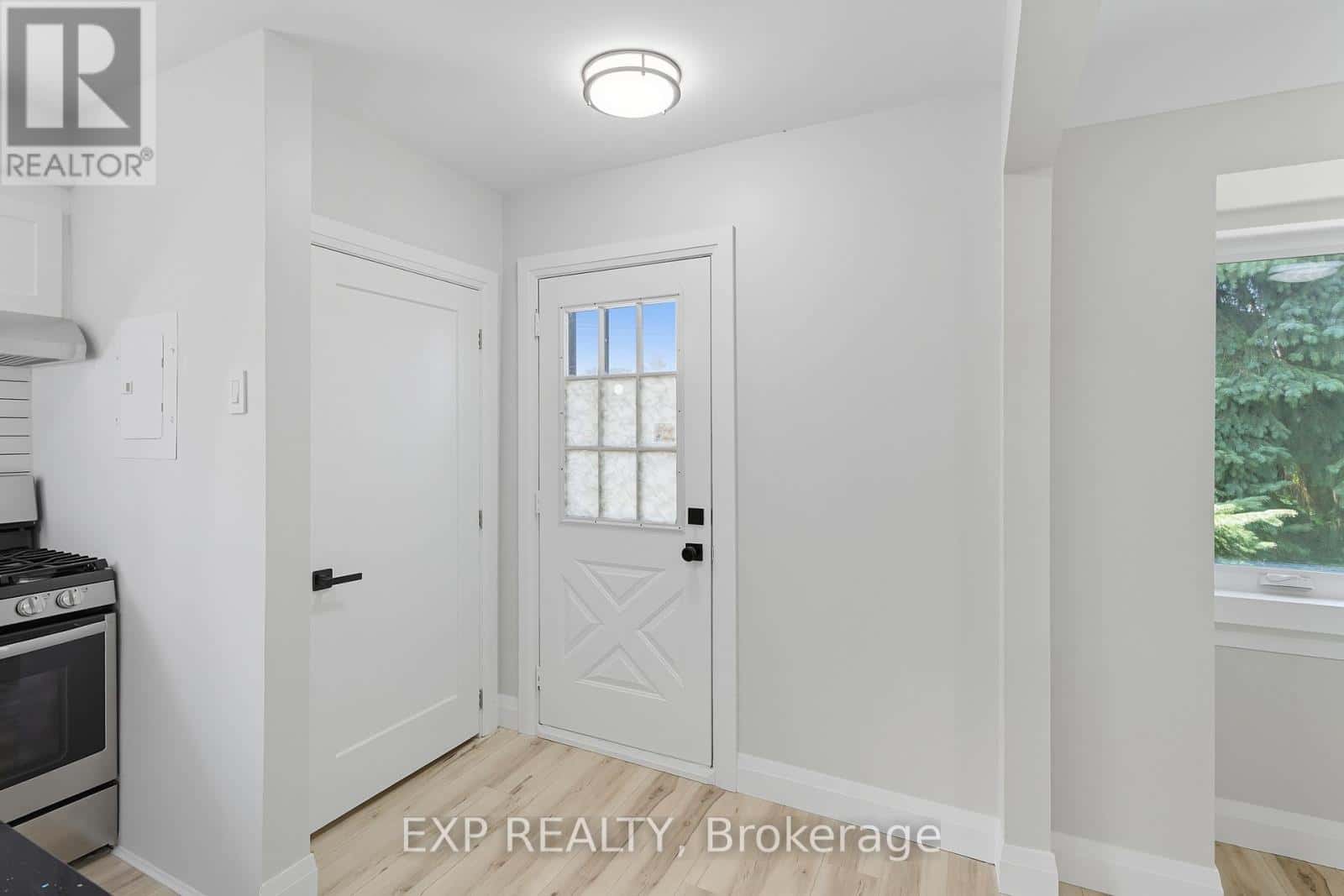 UPPER - 397 EAST 28TH STREET — Hamilton (Burkholme), Ontario - Photo 2 of 18