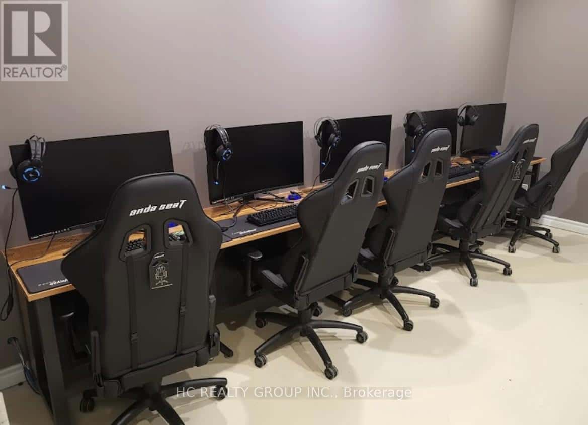 10 - 875 MAIN STREET W — Hamilton (Westdale), Ontario - Photo 2 of 9