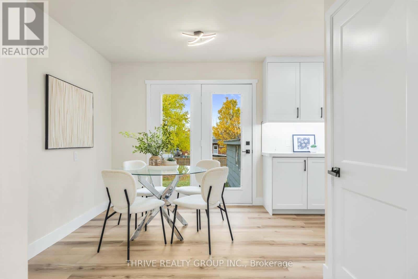 239 COMMISSIONERS ROAD W — London South (South D), Ontario - Photo 5 of 29