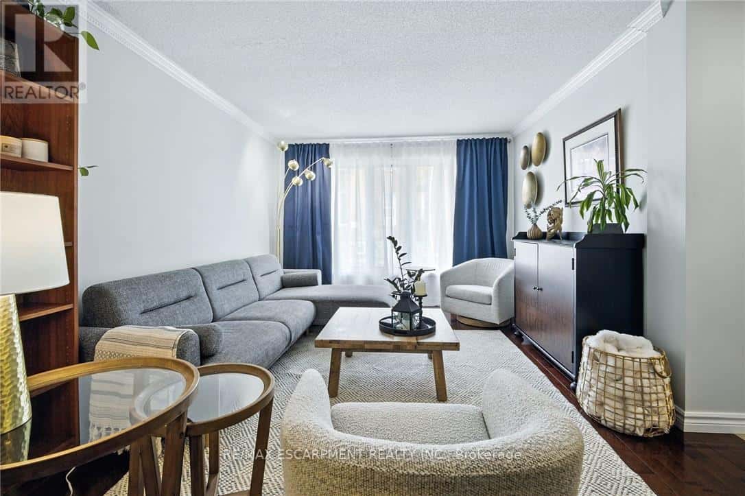 38 LOCKE STREET S — Hamilton (Strathcona), Ontario - Photo 5 of 44