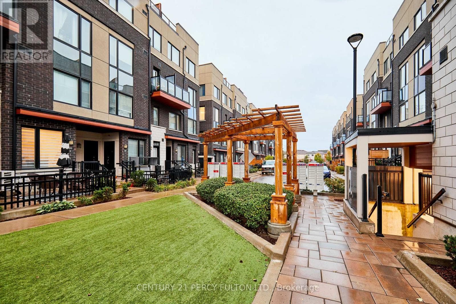 114 - 1555 KINGSTON ROAD — Pickering (Town Centre), Ontario - Main photo