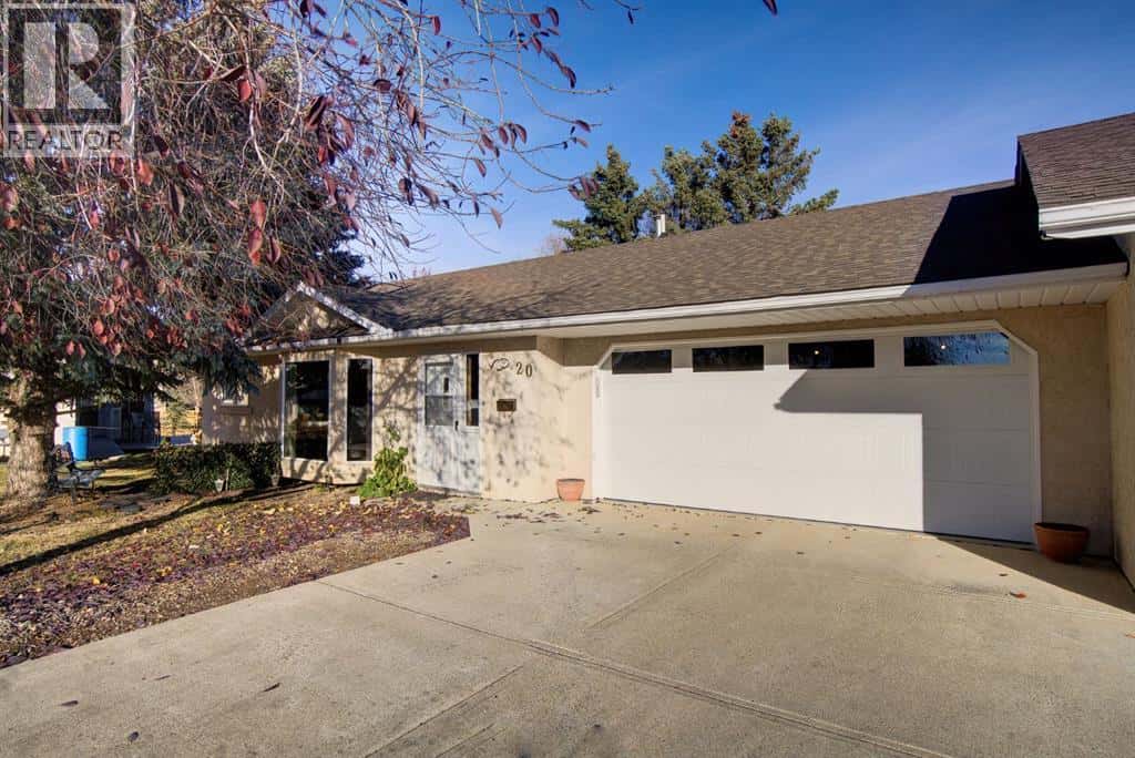 20 Chinook Crescent — Claresholm, Alberta - Photo 3 of 37