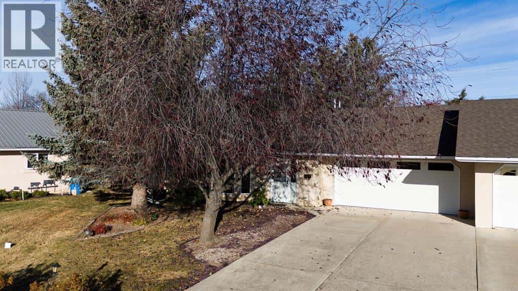 20 Chinook Crescent — Claresholm, Alberta - Photo 4 of 37