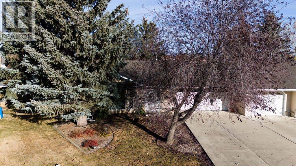 20 Chinook Crescent — Claresholm, Alberta - Photo 5 of 37