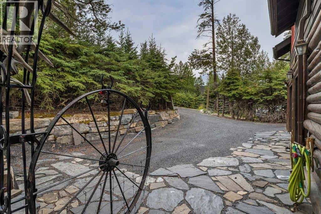 128 Kootenay Avenue — Banff, Alberta - Photo 3 of 49