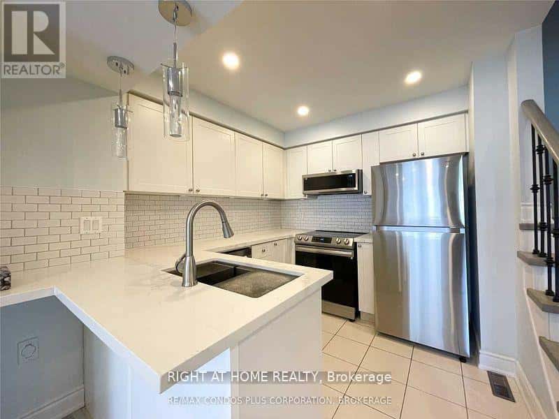 16 THORNHARROLD STREET — Ajax (South West), Ontario - Photo 2 of 7