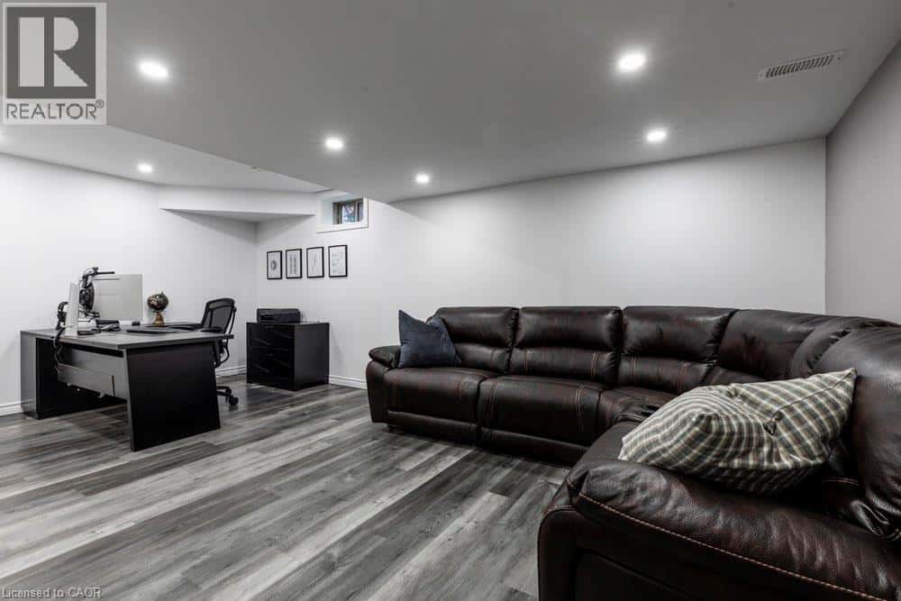 70 DENNIS Drive — Smithville, Ontario - Photo 4 of 43