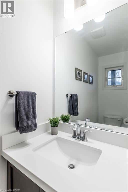 70 DENNIS Drive — Smithville, Ontario - Photo 2 of 43