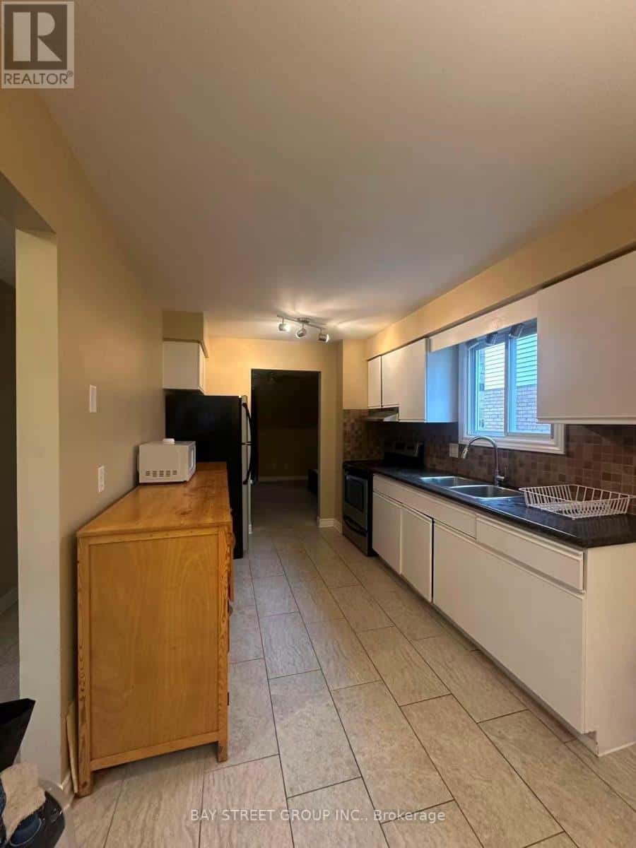 135 WALMER GARDENS — London North (North K), Ontario - Photo 2 of 19