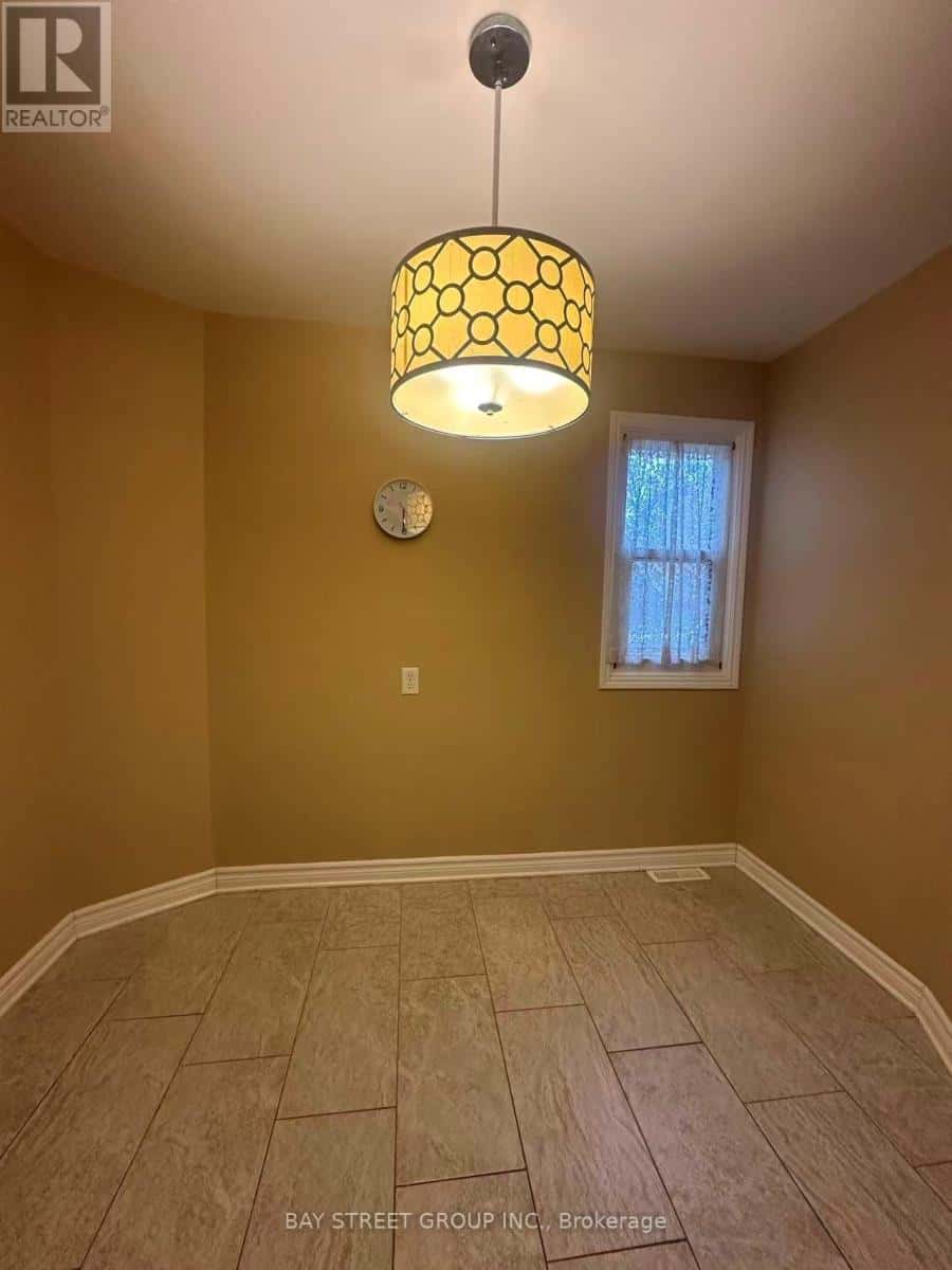 135 WALMER GARDENS — London North (North K), Ontario - Photo 3 of 19