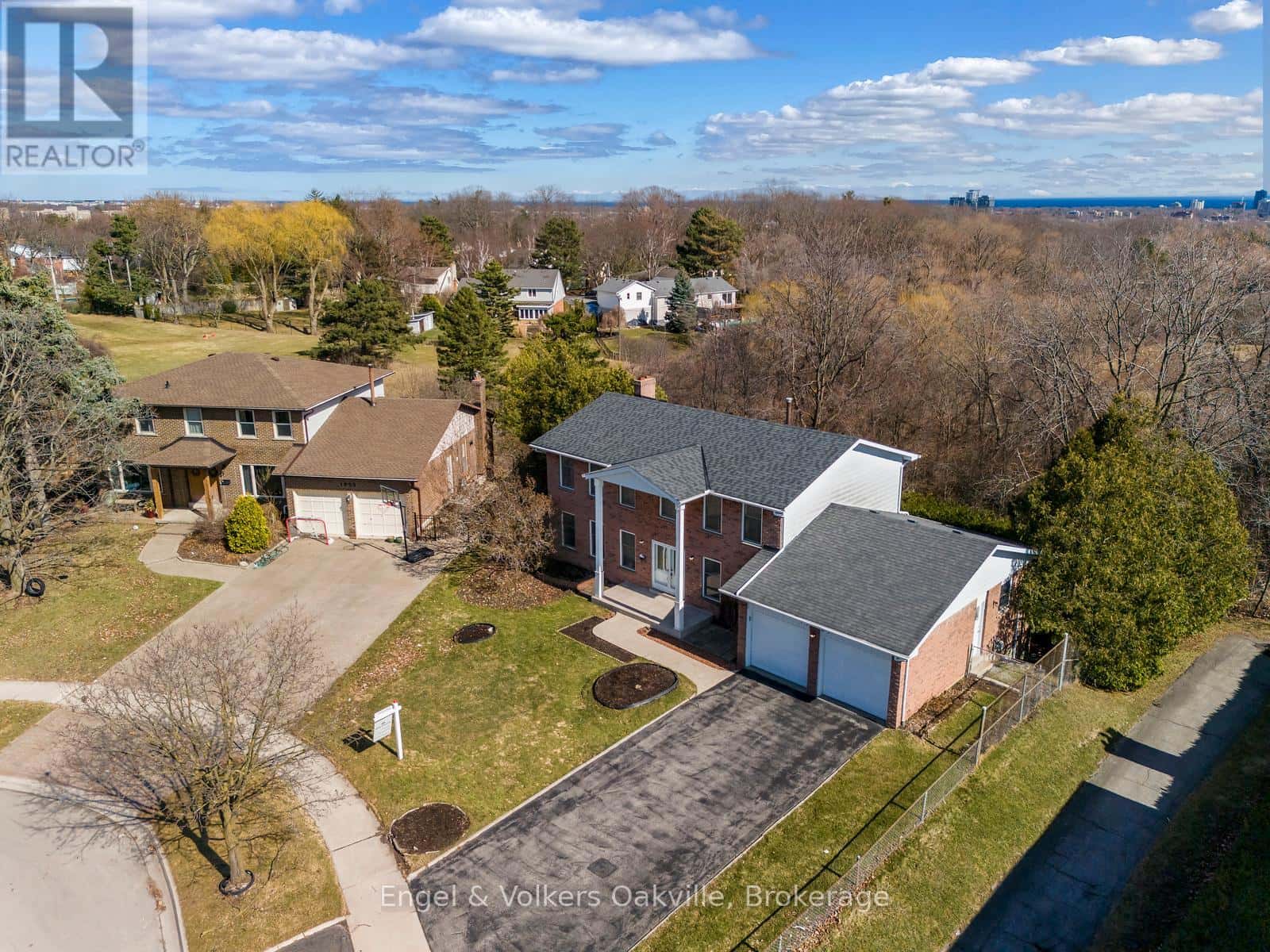 1929 FIELDGATE DRIVE — Burlington (Tyandaga), Ontario - Photo 2 of 29